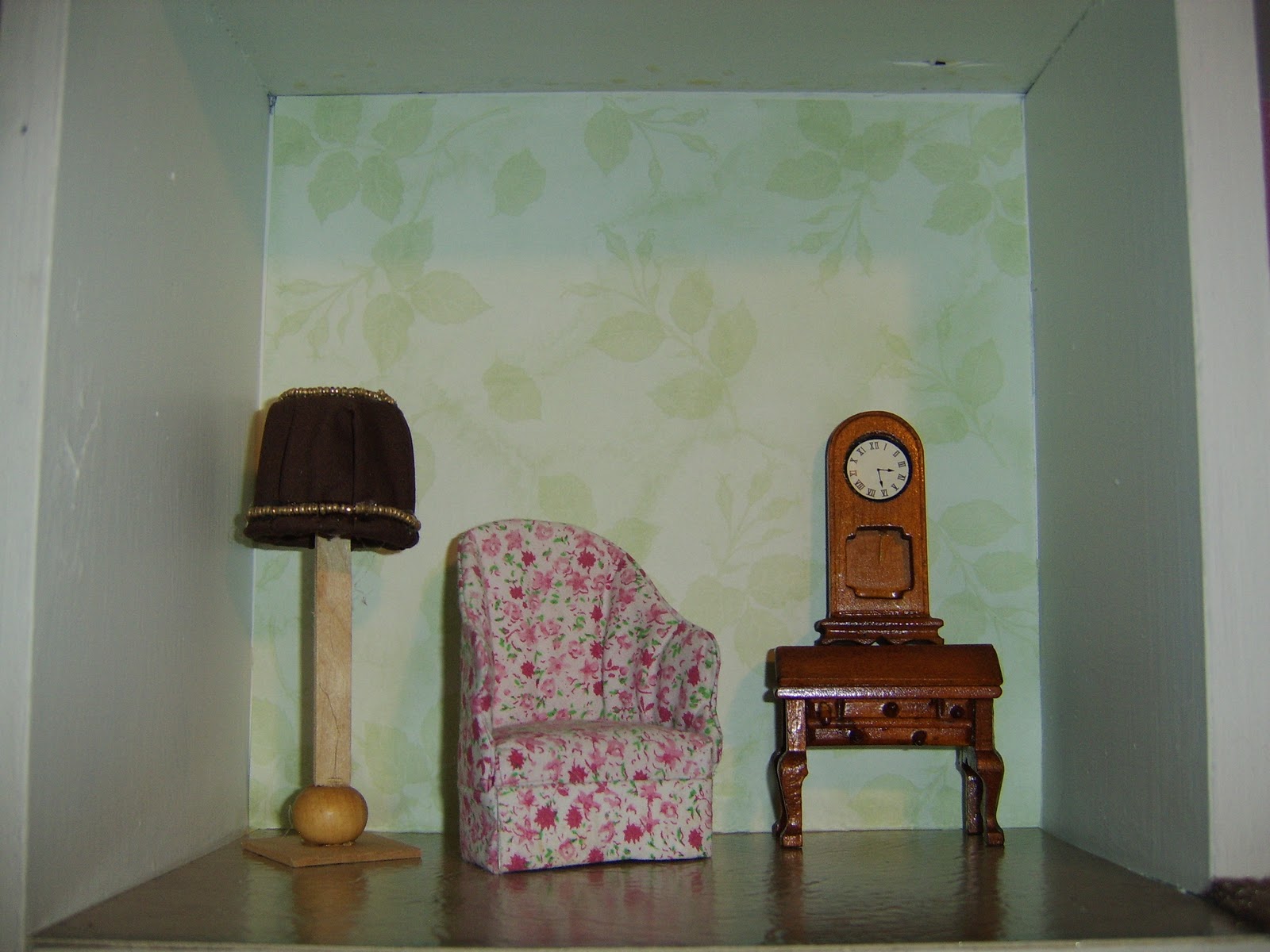 Stringer Mama DIY Dollhouse! Day 4