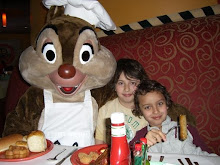 ESTOS SON LOS HIJO DE ANNETTE MORENO GIANNI Y ALEXIO CON DALE EN EL RESTAURANT 'GOOFYS KITCHEN ..!!