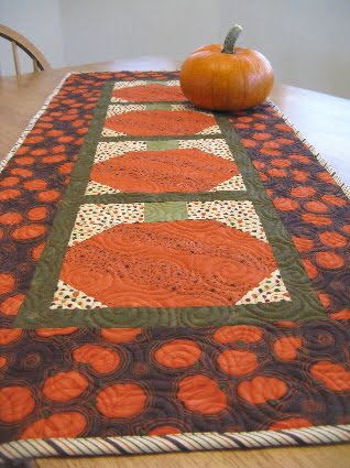 [table+runner+wpumpkin.JPG]