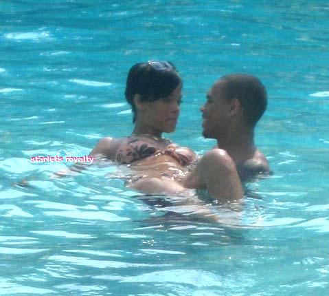 [rihanna-and-chris-brown-in-the-pool.jpg]