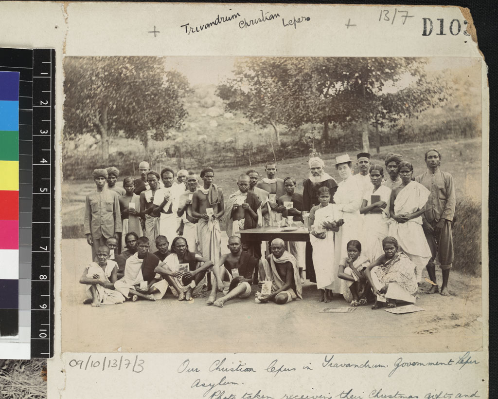 [Missionary's+wife+with+indigenous+Christians,+Trivandrum,+India,+ca.1900-1910.jpg]