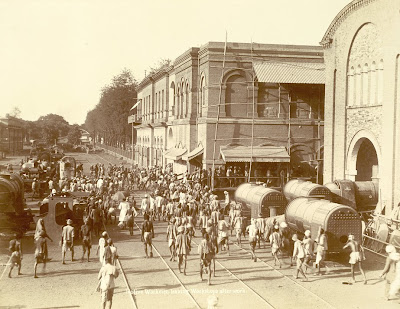 Native+Workmen+leaving+Workshops+after+work+-+Jamalpur+Railway+Workshops+-+1897