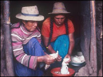 Mujeres trabajando en artesanía