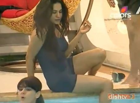 Shameless Veena Malik Swimming With Boys in un-proper Cloths