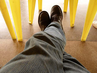 Les pieds sous la table