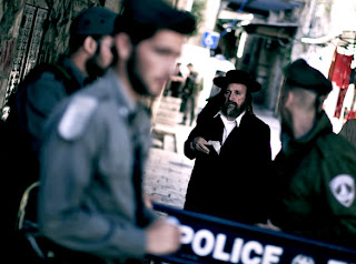 Suspicious Ultra Orthodox Jewish man at security point at Pope Benedict’s visit pic