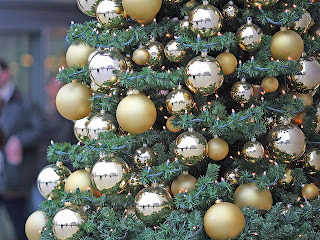 Christmas tree outdoor decoration with glowing yellow and silver Christmas balls(baubles) pictures download Christian bible coloring pages and Christmas tree decorating clip arts for free