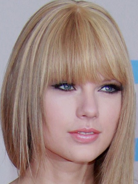 Taylor Swift has a new look. She came at the AMA 2010 with a straight 