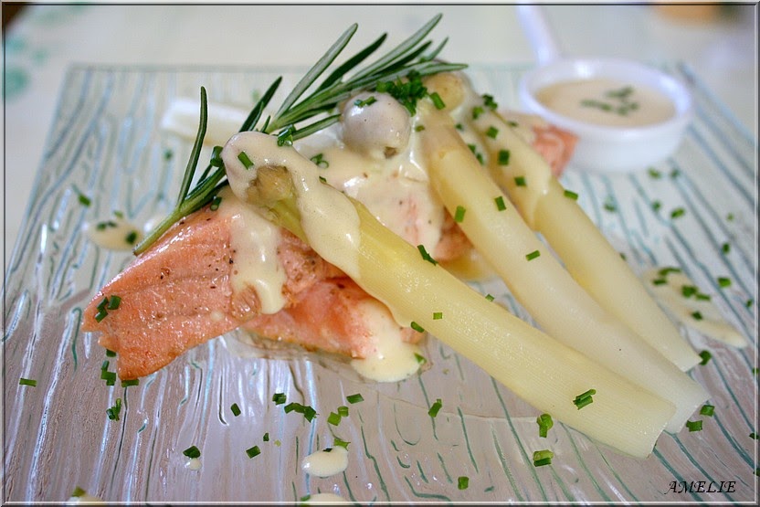 LA TABLE LORRAINE D'AMELIE SAUMON ASPERGES, SAUCE HOLLANDAISE