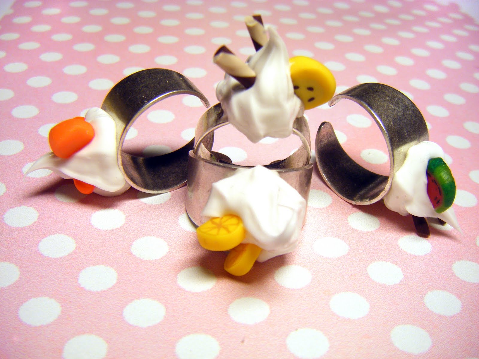 http://1.bp.blogspot.com/_pcI8E6ljD8M/TBZ8ZPJoB-I/AAAAAAAAASU/tmVmJH-hsN4/s1600/Whipped+Cream+Rings.jpg