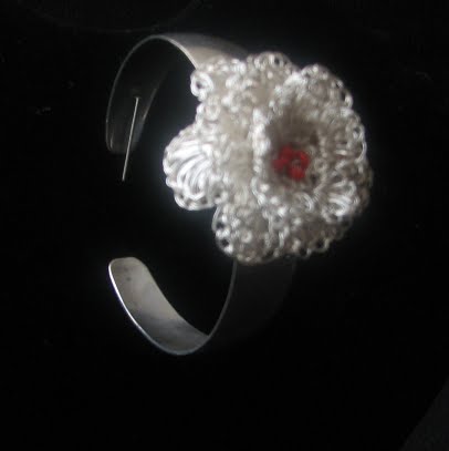 Brazalete con roja tejida