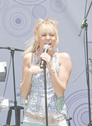 [miley-cyrus-mini-concert-1.jpg]