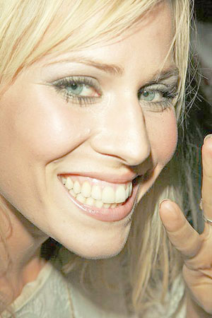 [natasha-bedingfield-blackberry-curve-8300-party-4.jpg]