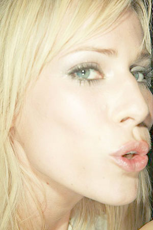 [natasha-bedingfield-blackberry-curve-8300-party.jpg]