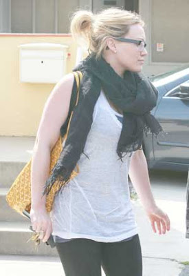 Hilary Duff Wearing Nerd Glasses Pics