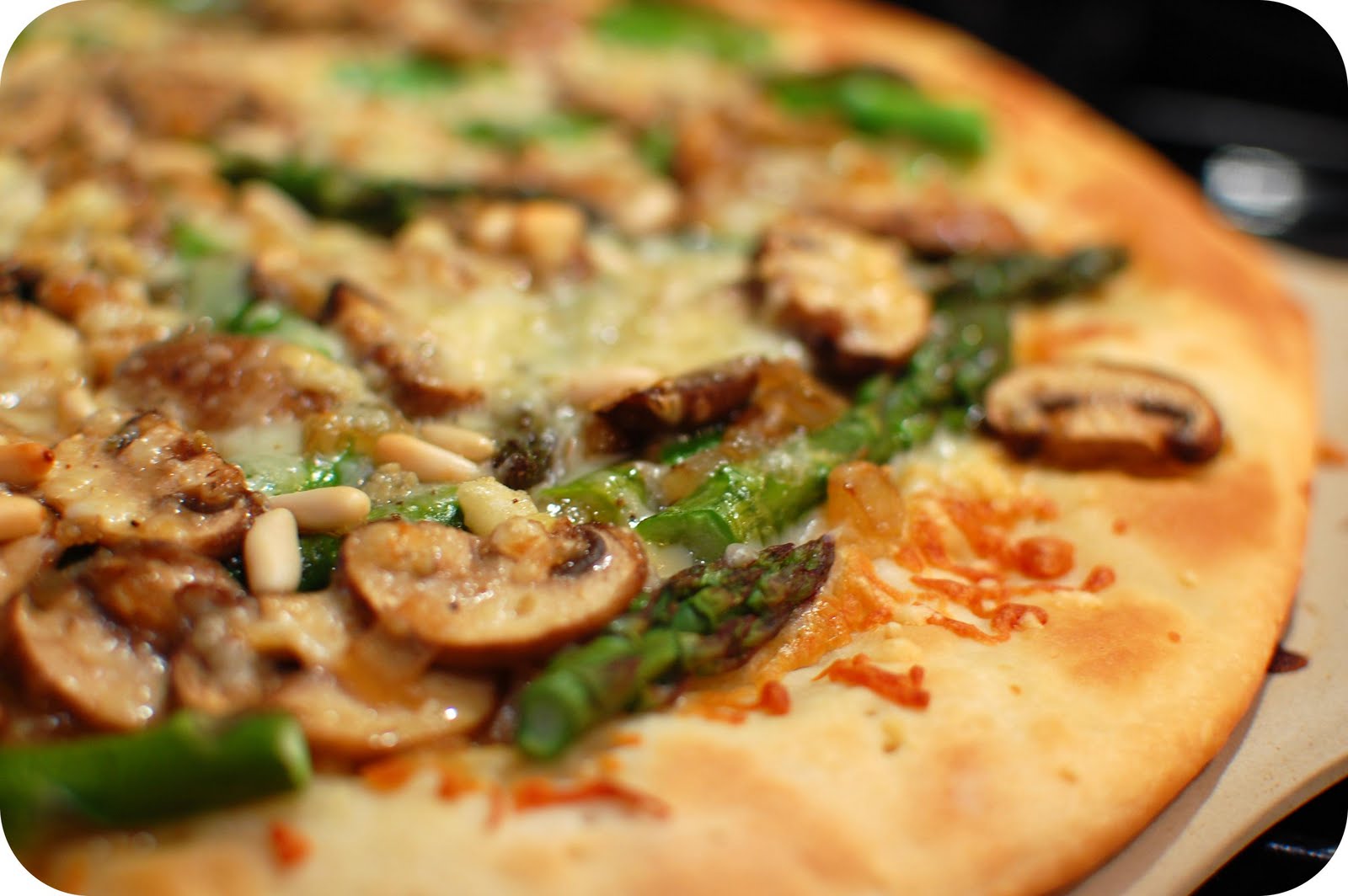 33 Shades of Green Weekend Kitchen Asparagus & Mushroom Pizza with