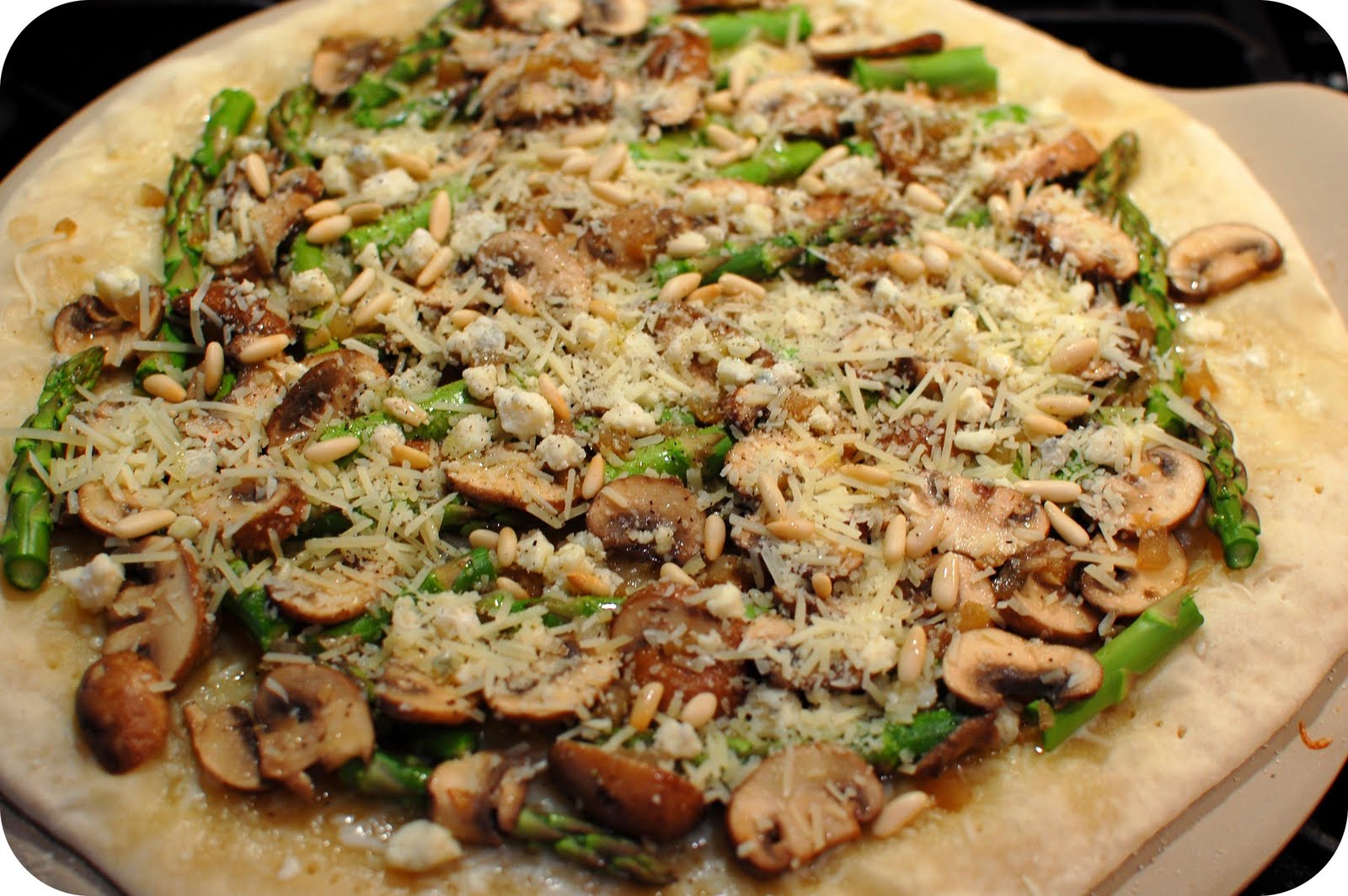 33 Shades of Green Weekend Kitchen Asparagus & Mushroom Pizza with