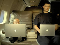 [yaoming+apple.jpg]