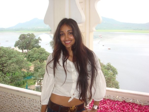 Bollywood hot actress Jiah khan looks ugly in these photos without makeup.