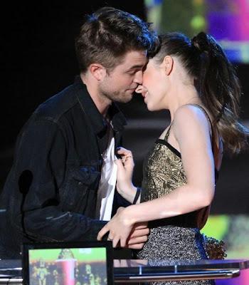 Robert Pattinson Kissing on Kristen Stewart And Robert Pattinson Kissing At Mtv Movie Awards 2010