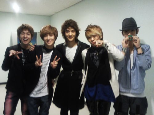 [shinee091226.jpg]