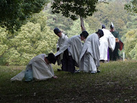 神職は早速“小松”を探し当てた