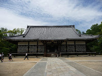 宮殿から仏堂への用途変更に伴い、屋根を檜皮葺きから瓦葺きに変えるなど改造が行われている