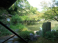 寄せ棟造りの東屋