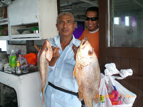 wakawaka!!!.... kaki terseliuh pon mampu tarik jenahak sebesar ni ke???