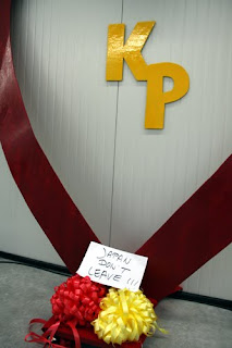 環團在會場外架上「我愛KP(京都議定書縮寫)」的愛心道具，希望日本不要離開京都議定書，張楊乾攝。