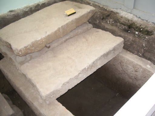 [02_02+tomb.jpg]