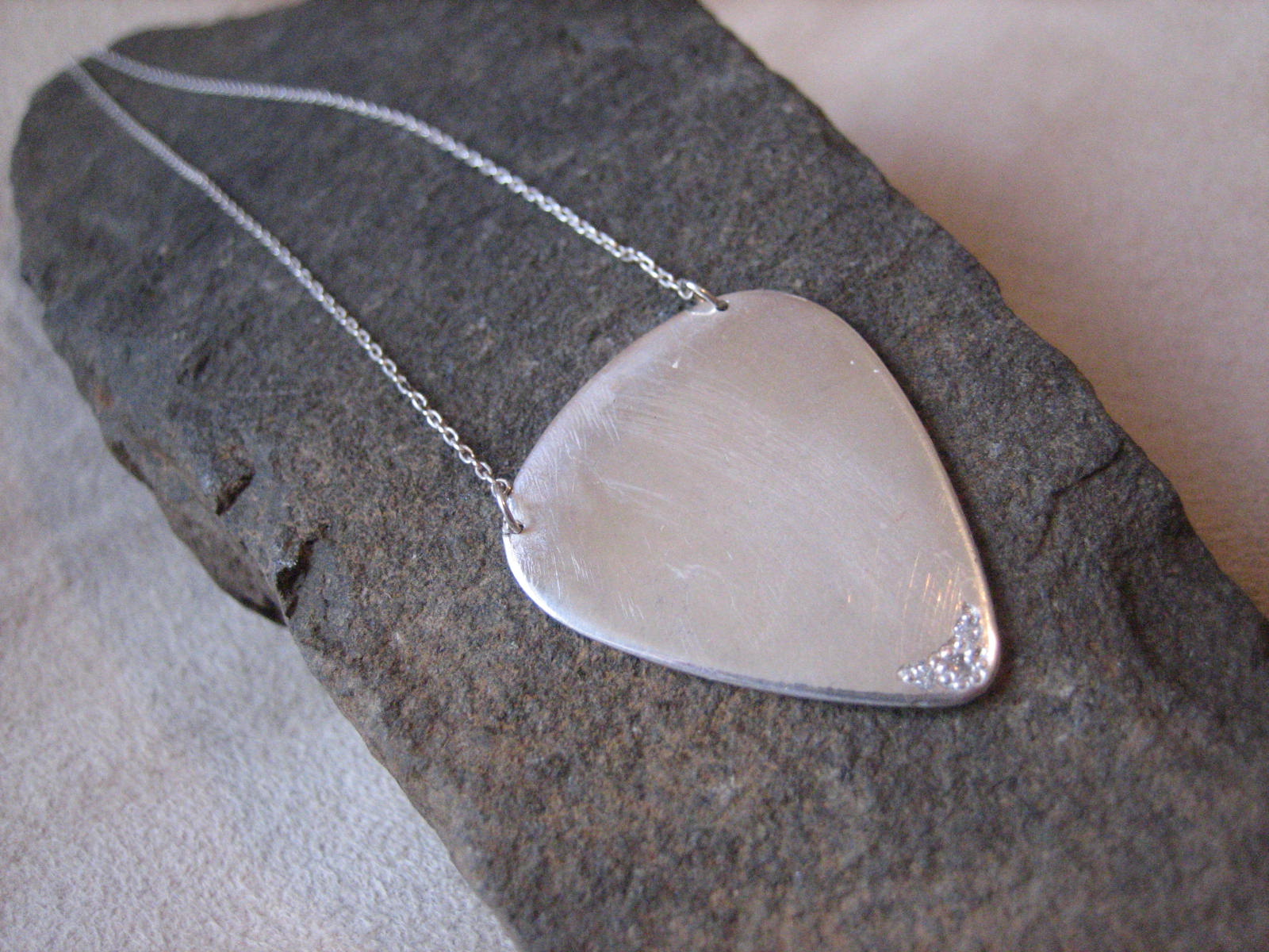 [neck+guitar+pick+silv+dia.jpg]