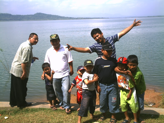 Kebahagian di Waduk Gajah Mungkur