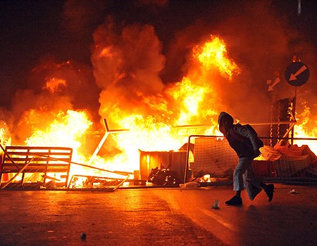 http://1.bp.blogspot.com/_q411lk0YcsY/TJh9rlL0DVI/AAAAAAAAAko/X9S_QC9zsDc/s1600/revolta+grecia.jpg