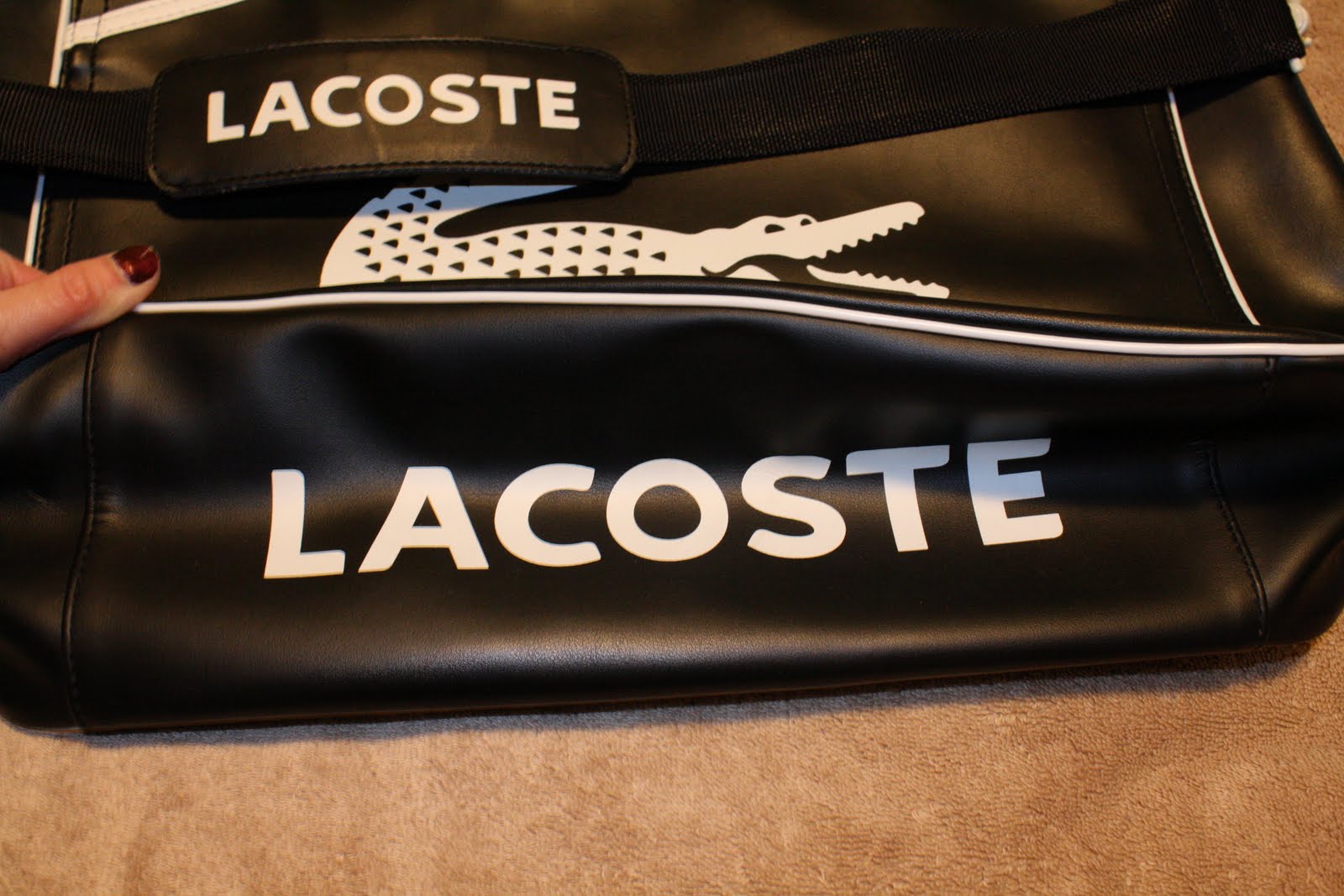 歡迎QQ Junkie店!!! Lacoste retro leather messenger bag!!!