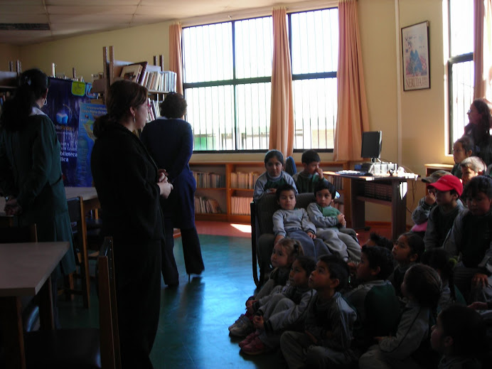 parvulos visitando biblioteca pública "hnos. maristas"