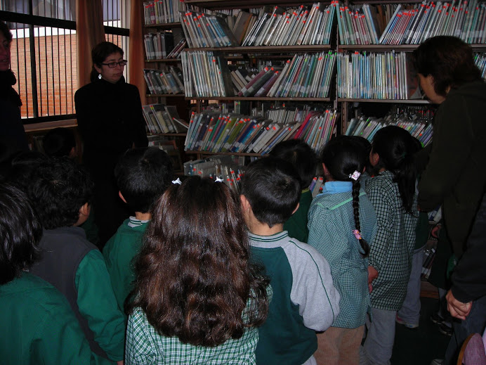 visitando biblioteca pública, srta.carolina