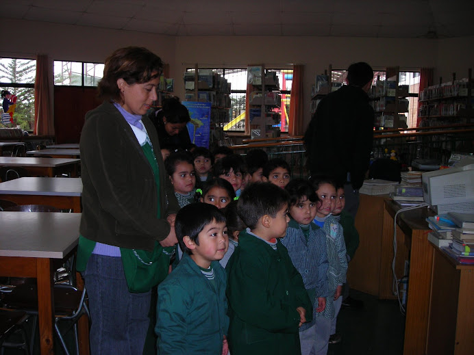 educadora y sus alumnos