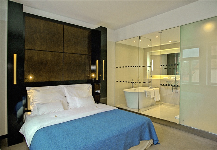 [Maximilian+hotel+bedroom.jpg]
