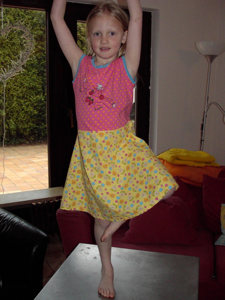 [Erbeeruta+angezogen.JPG]