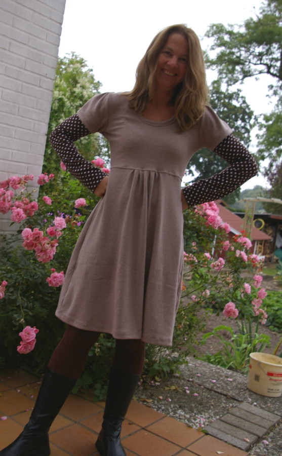 [Ullakleid+beige.JPG]