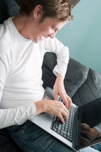 [dreamstime_11523140-(smiling-man-having-fun-on-laptop-computer).jpg]