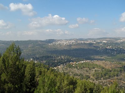[800px-Yad_Vashem_view_of_Jerusalem_valley_by_David_Shankbone.jpg]