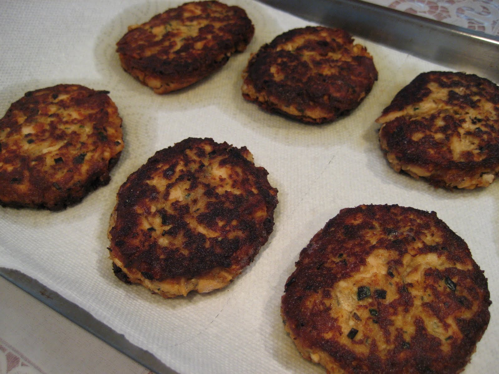 Mission Food Asian Salmon Cakes with Sriracha Aioli