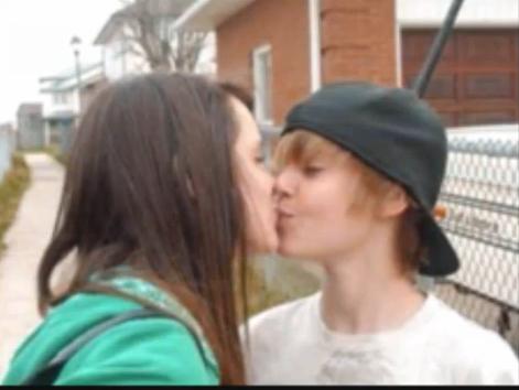 justin bieber kissing a boy. justin bieber kissing a fan