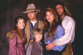 dejta 2 st samtidigt synonym