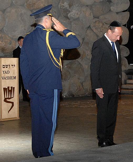 [Basescu+la+Yad+Vashem+Israel.JPG]