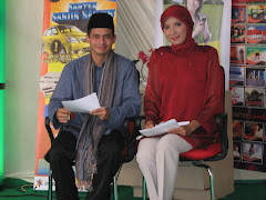 Penyiar Banten TV yang sedang menyiarkan para finalis Qasidah diantaranya Tim Qasidah El-Balqis