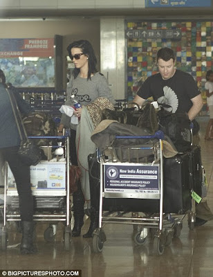 Katy was not hiding her face by the coat at the Jaipur airport
