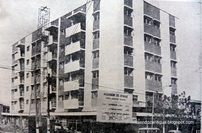[Copia+de+Edificio+de+la+Sucursal+del+Banco+de+Mendoza,+en+Lujan+de+Cuyo+(Mendoza+-+Mayo+de+1970).JPG]